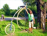 Автор на фоне пра-пра-пра-велосипеда.
